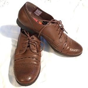 Ladies wingtip style shoes